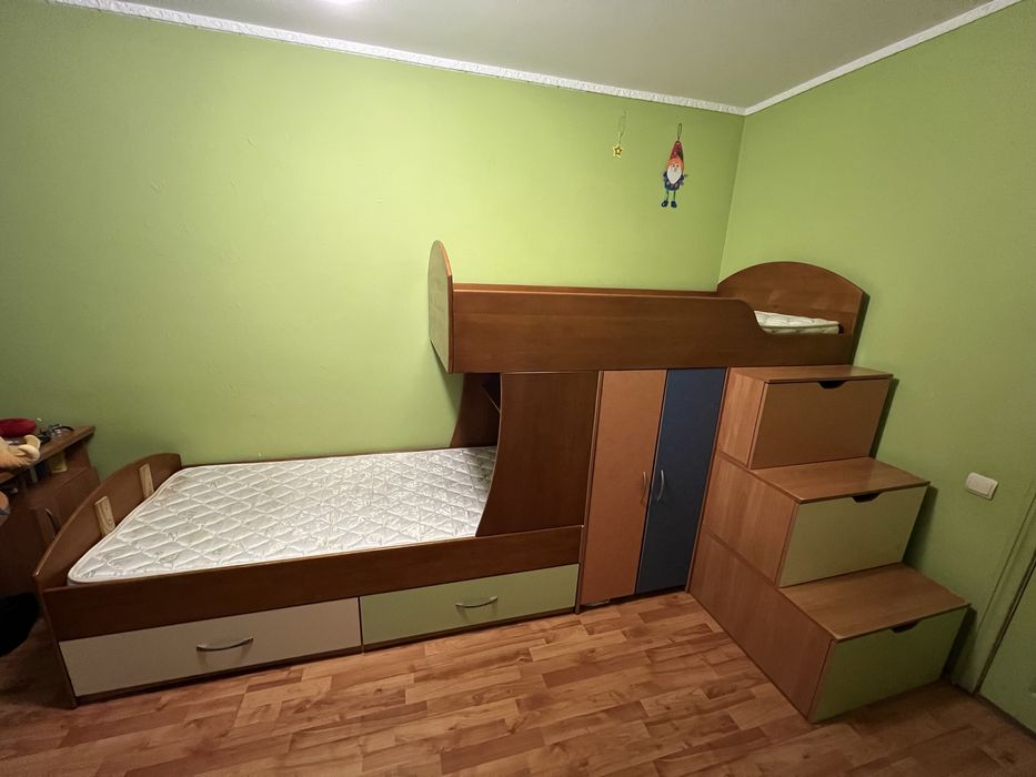 Двоярусне дитяче ліжко