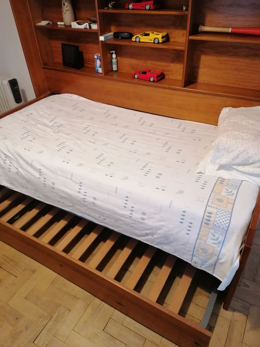 Cama em madeira mogno