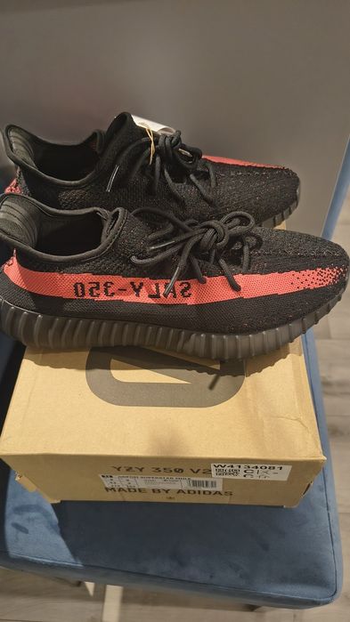 yeezy 350 v2 red stripe