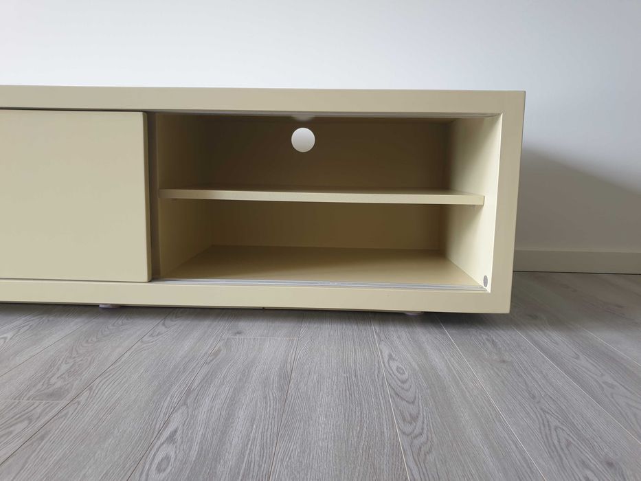 Móvel de TV de perfil baixo bege/creme mate com 2 portas de correr