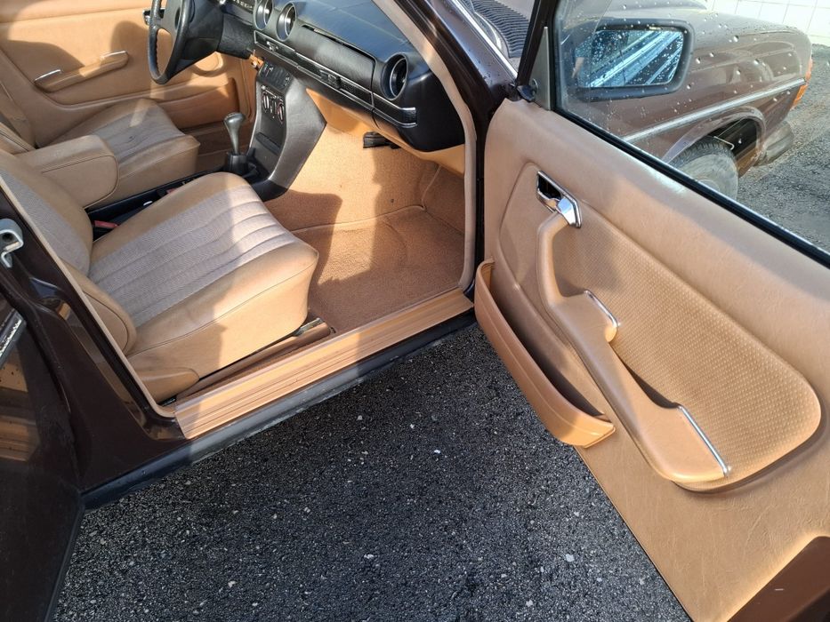 W123 90milkms a precisar de restauro