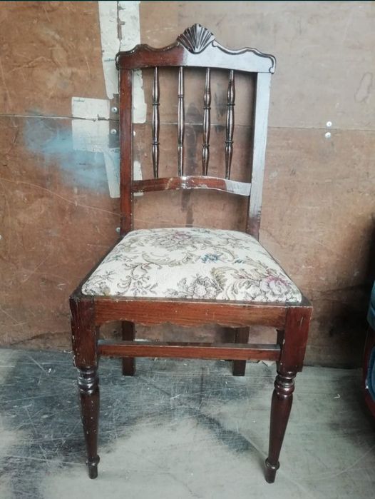 Banco e cadeiras em madeira