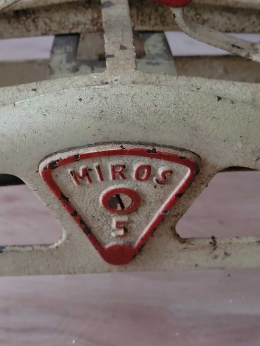 Zabytkowa waga szalkowa marki Miros .