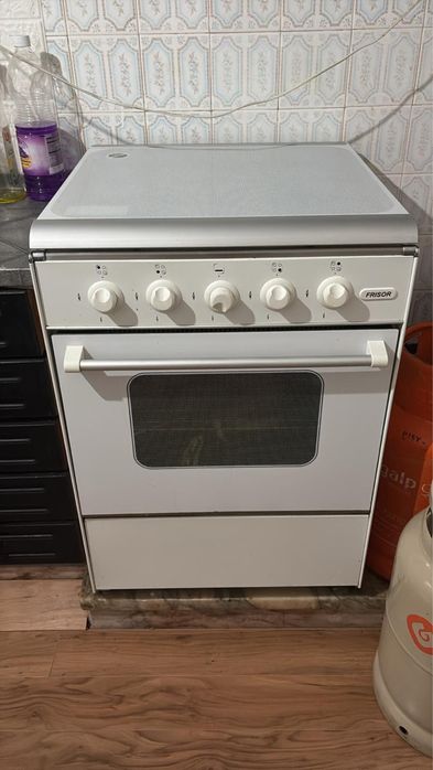 Fogão e forno a gás com muita pouca utilização , e a funcionar em excelente estado