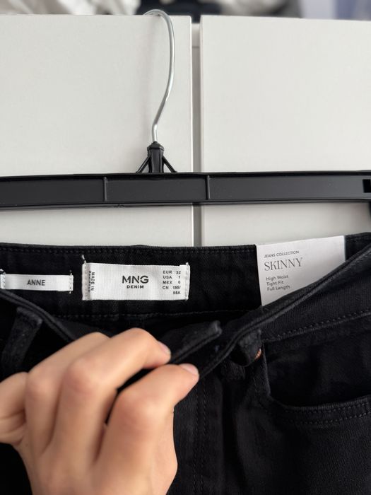 Czarne jeansy skinny Mango