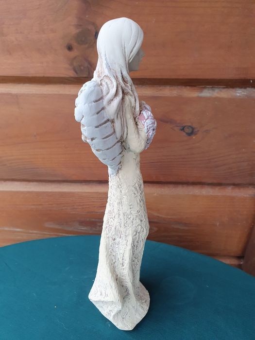 Smukła figurka anioła