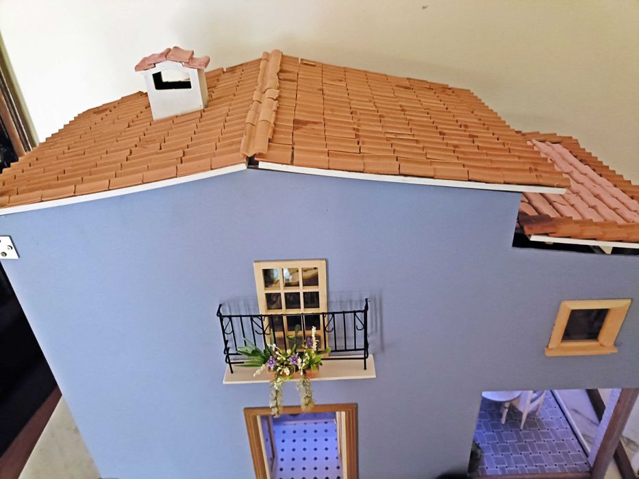 Casa de Bonecas Artesanal com Loja de Doces e Telhado de Telhas