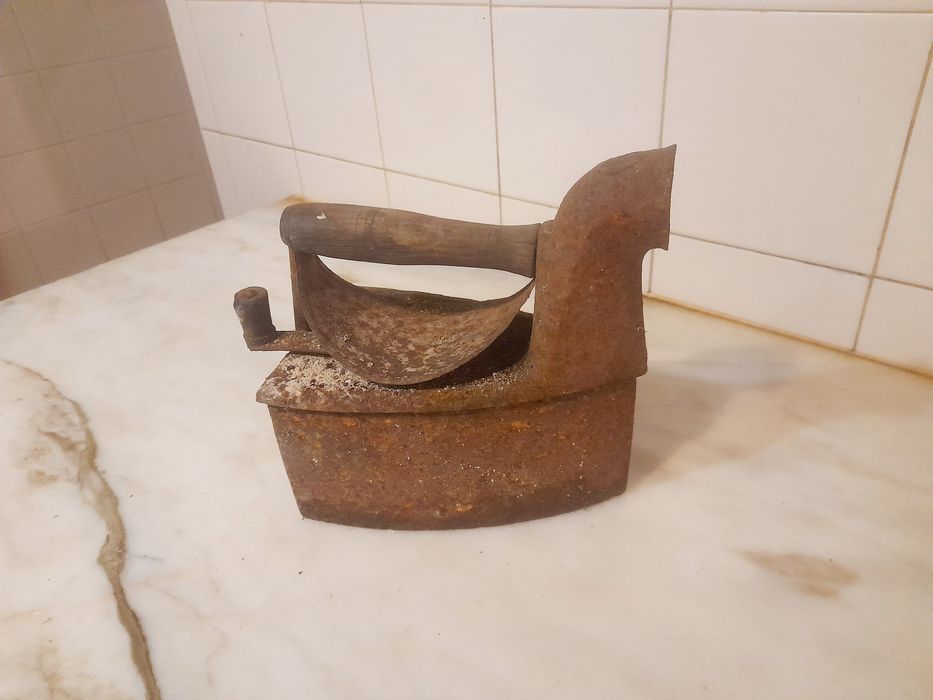 Ferro de Engomar Antigo a Carvão