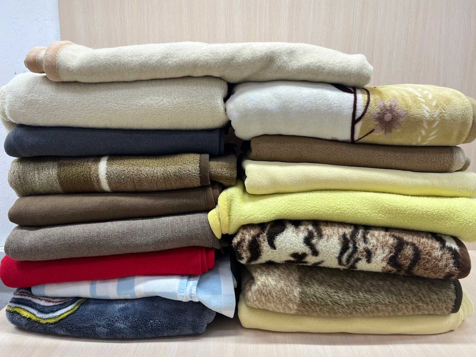 Покривала + Постіль + Тюль + Ковдрі .  Опт від 20 кг.Секонд-хенд оптом