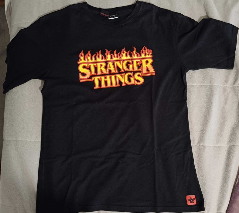 T Shirt com Logo Stranger Things