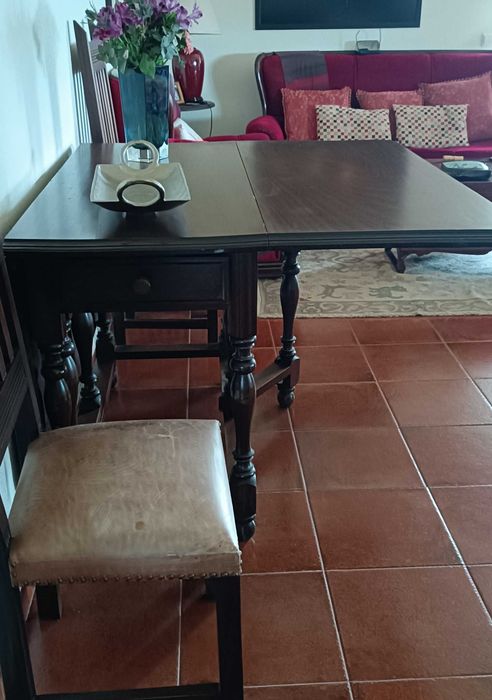 Mesa de sala com 4 cadeiras