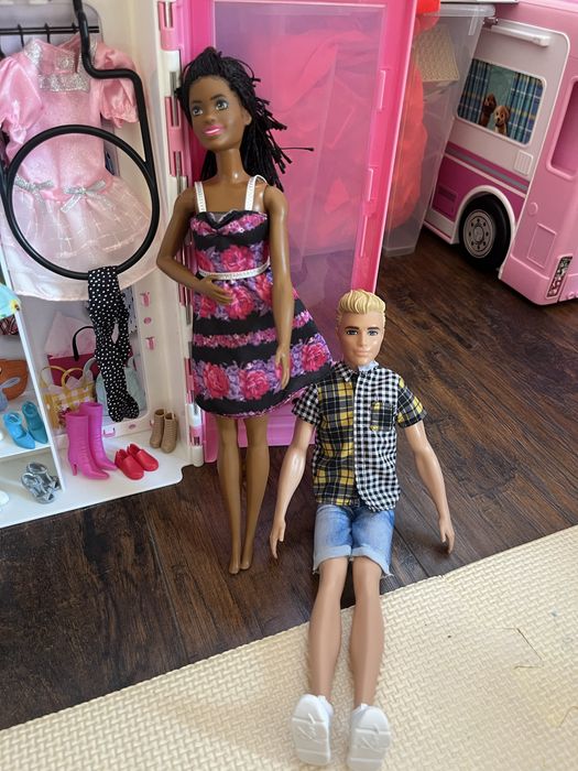 Szafa Barbie z akcesoriami i lalkami Barbie
