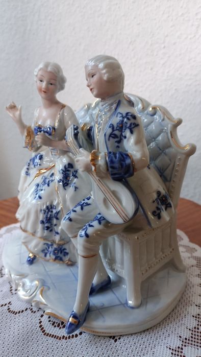 Figurka porcelanowa pary dworskiej siedzącej na  ławce