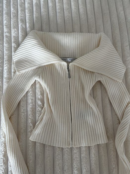 Ivory Icon — трикотажний топ з відкритими плечима Bershka