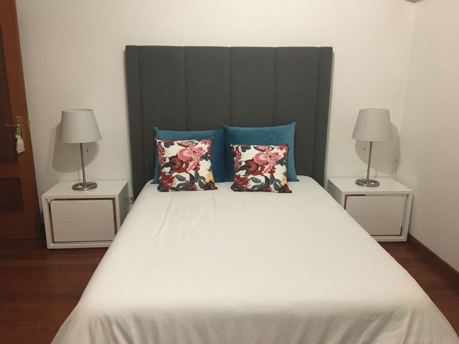 Cama de casal 140x200 estofada e em otimo estado