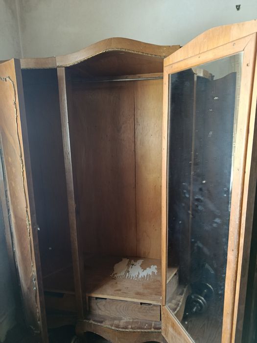 Lindíssimo armário com madeira embutida