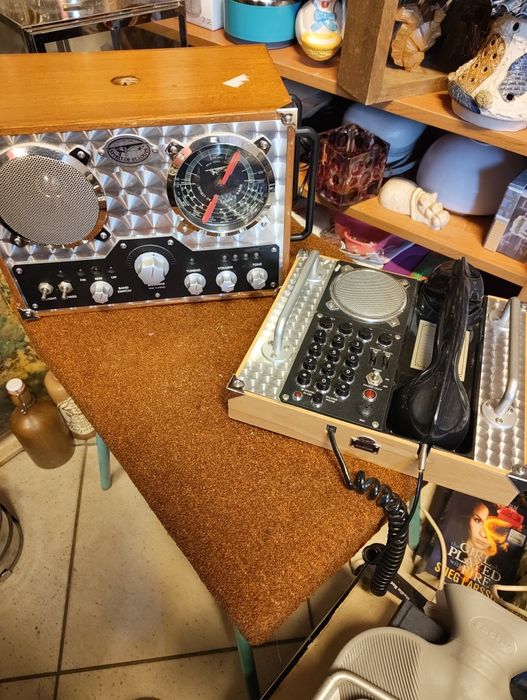 Zestaw na biurko telefon i radio retro.