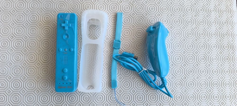comando e nunchuck azul com capa de proteção