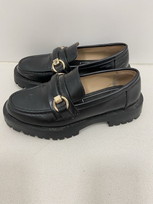 Sapatos pretos da Zara com sola de borracha