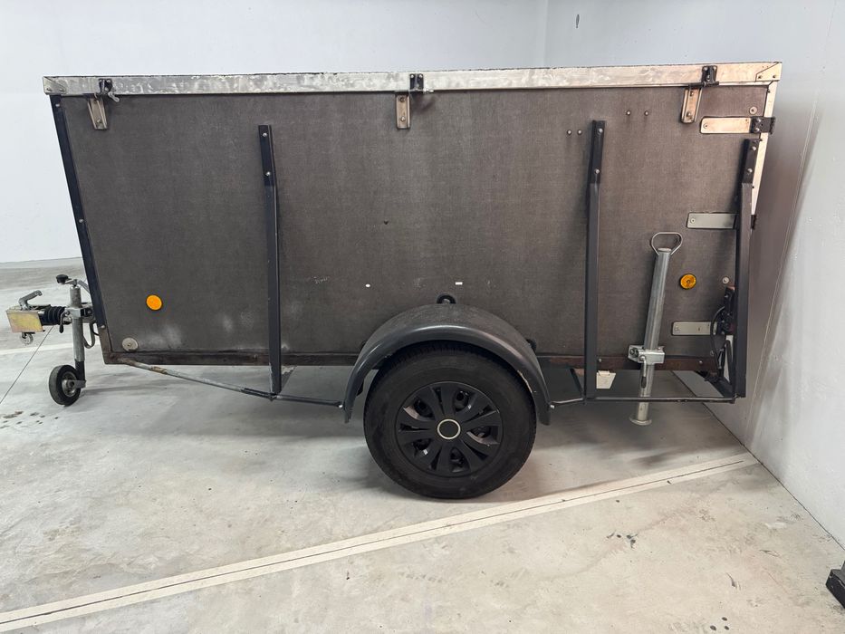 Reboque atrelado com caixa fechada