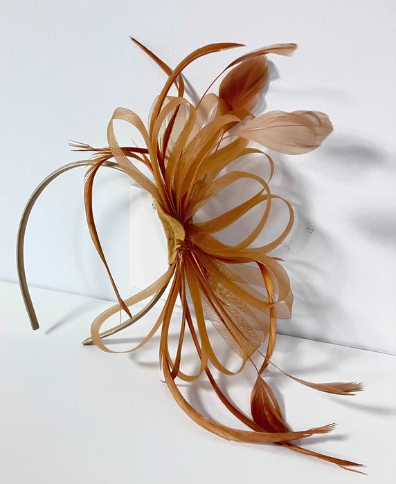 Fascynator CAPRILITE Hoop beżowy z piórkami