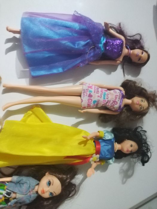 Bonecas Barbies + Bratz