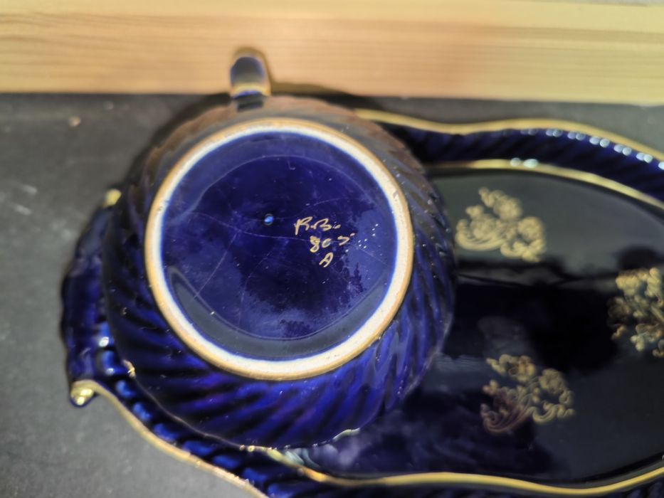 Almoçadeira azul e dourada em porcelana
Conjunto de almoçadeira com um
