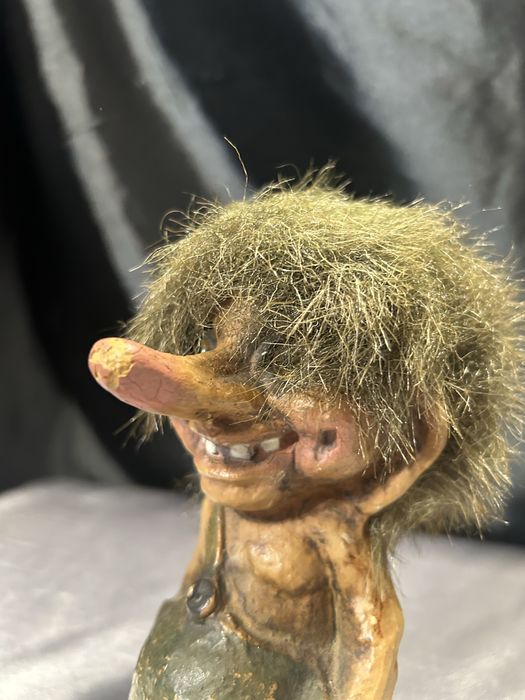 Troll z rękami w zielonych spodenkach norweska figurka
