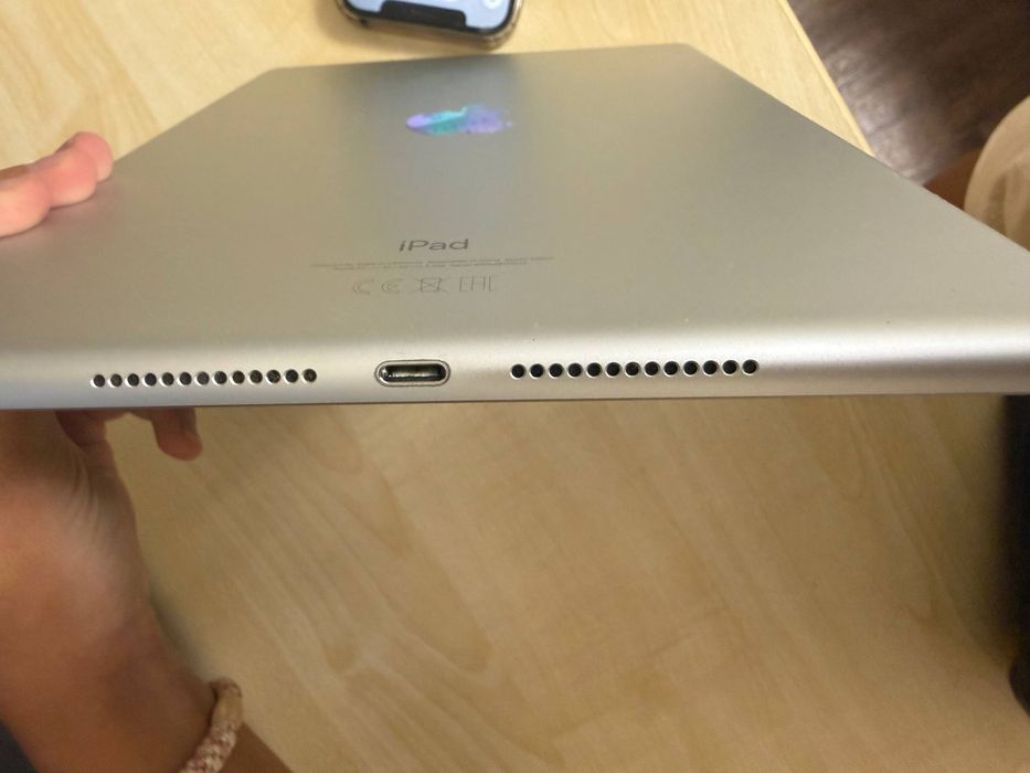 iPad 9 64GB — без подряпин, є нюанс із сенсором