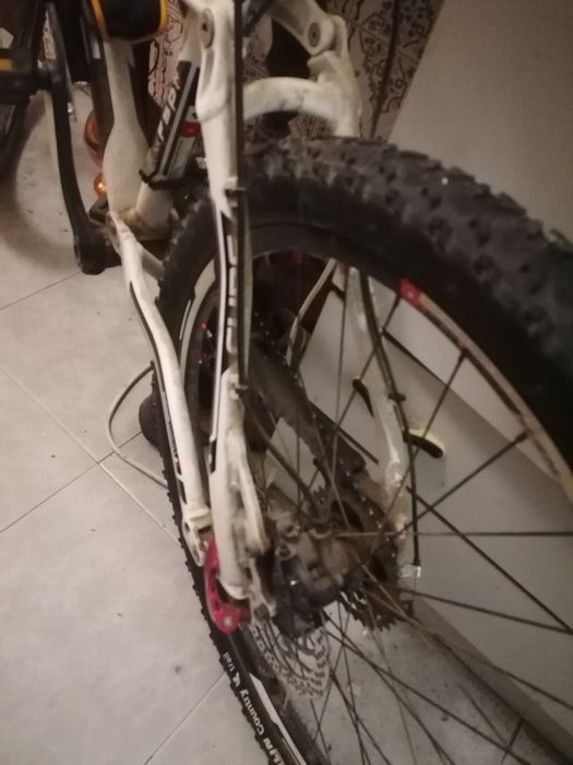 Bicicleta de montanha marca Cube XMS