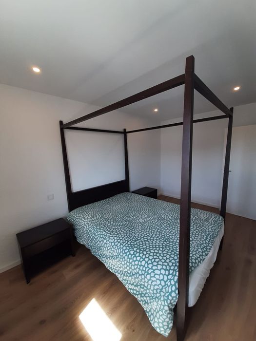 Conjunto Cama com dossel e mesinhas de cabeceira