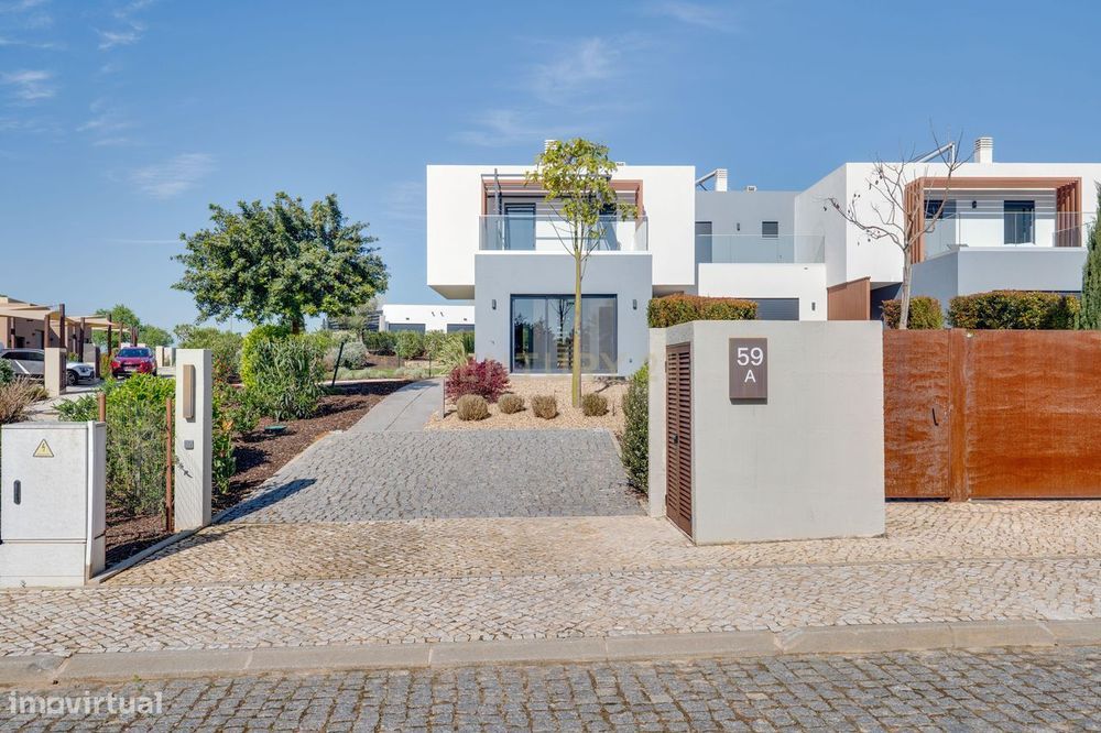Moradia T2 de canto, com Jardim Exclusivo e Piscina no Pestana Silves
