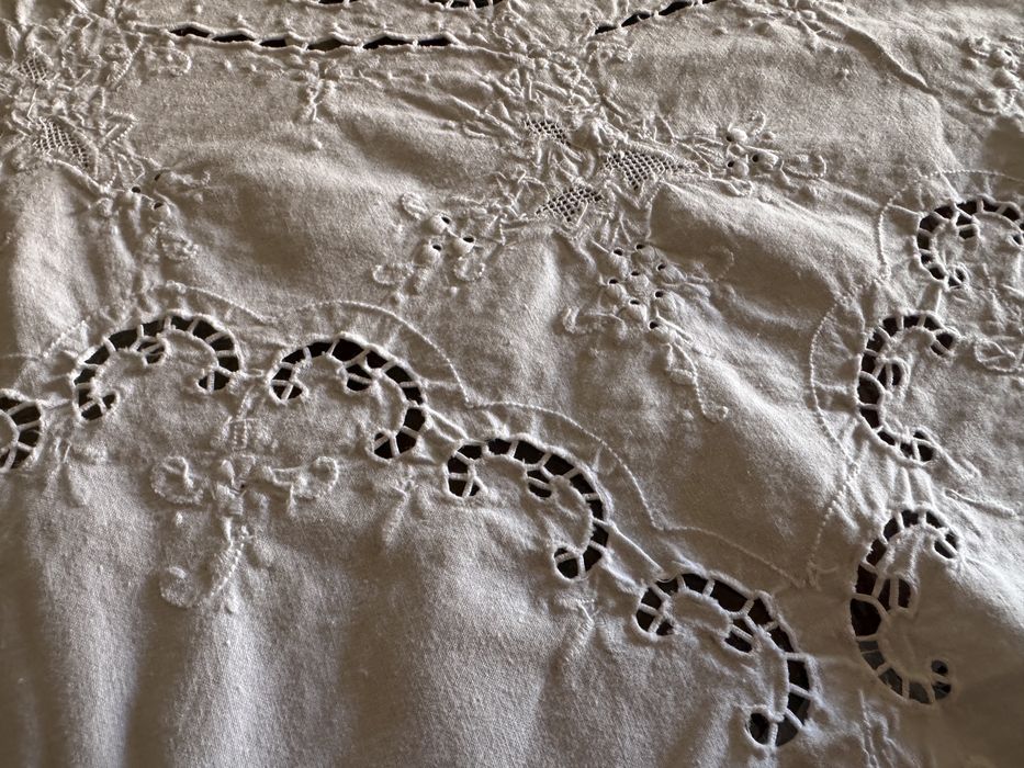 Toalha de Mesa Bordada em Algodão – 244 × 160 cm