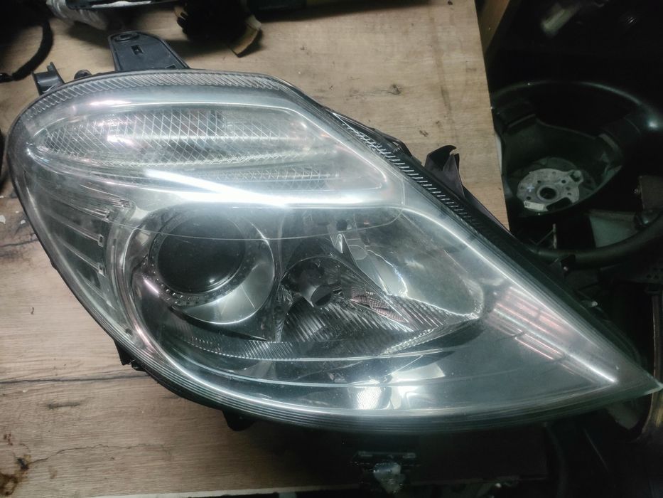 Citroen C8 reflektor lampa Xenon prawa przód