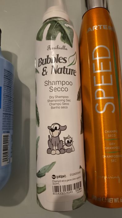 Lote de produtos de higiene e limpeza para cão.