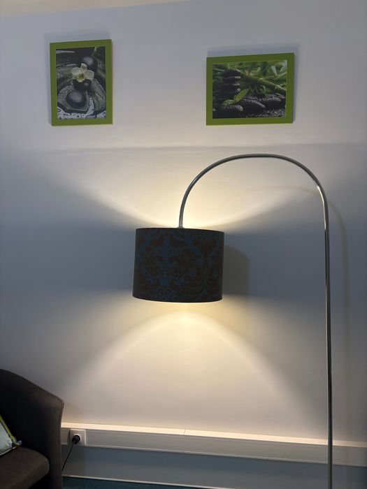 Candeeiro de pé com abat jour em tecido