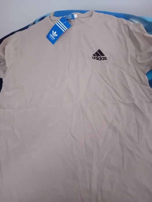 T-shirt nova com etiqueta