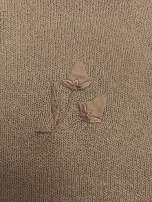 Blusa com aplicações em tecido e bordado