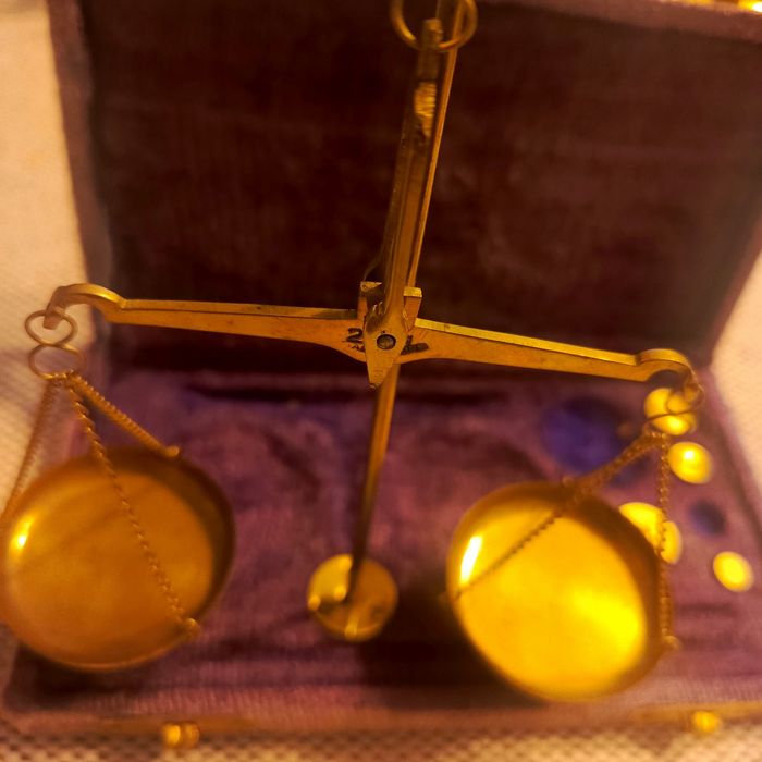 W waga stara indyjska z odważnikami z mosiądzu początek 19 wieku