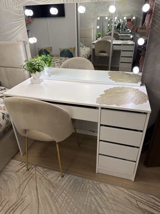 Toaletka z krzesłem