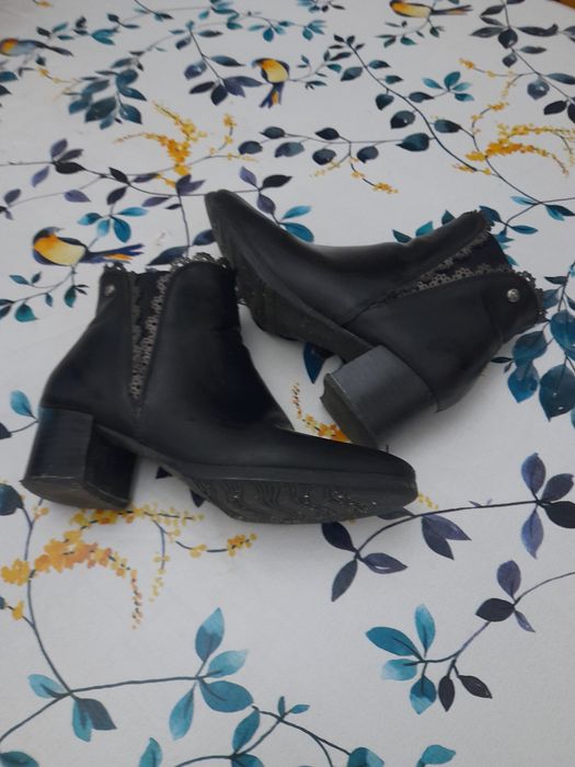 Botins pretos em pele tam 35