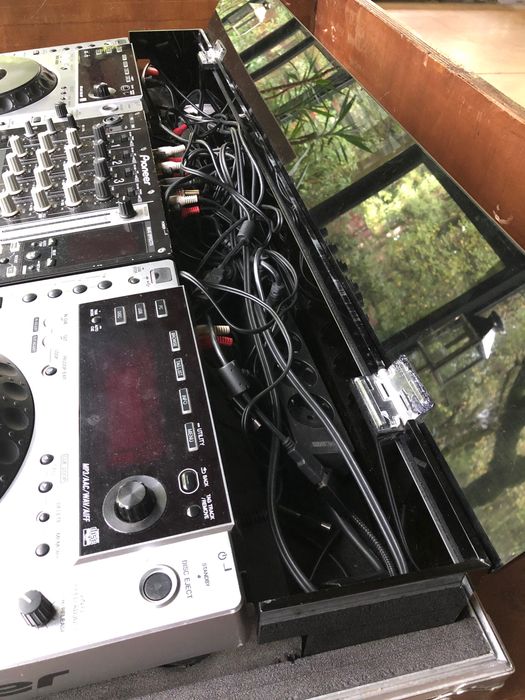 Flight Case com 2 Pioneer Cdjs 850 e uma mesa Pioneer Djm 750