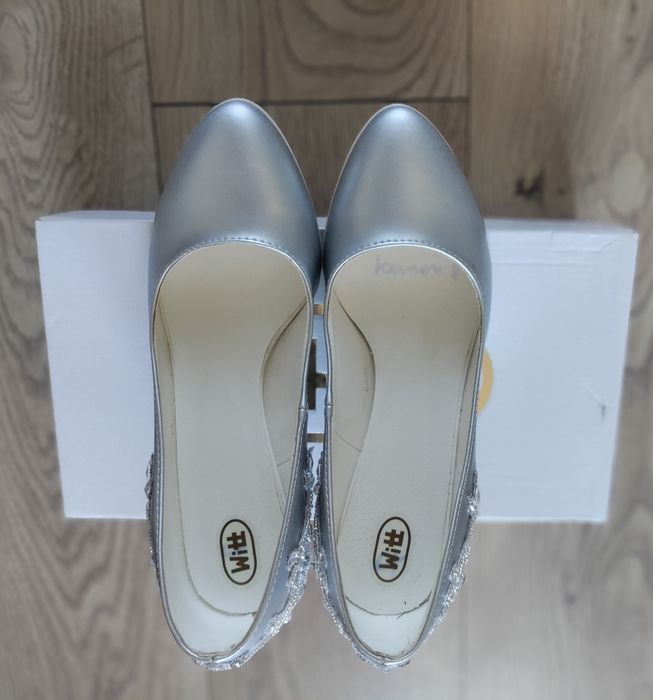 Idealne srebrne szpilki ślubne Witt z kwiatowym zdobieniem z kryształk