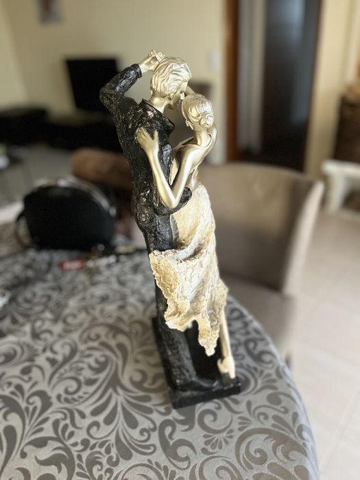 Estatua casal dançando impeccavel