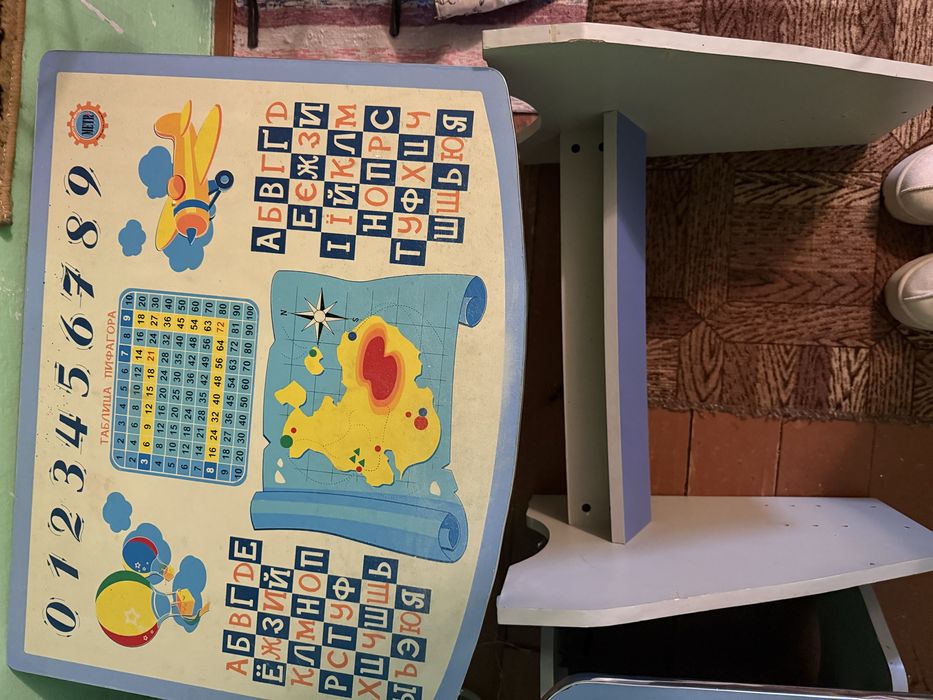 Парта і стільчик