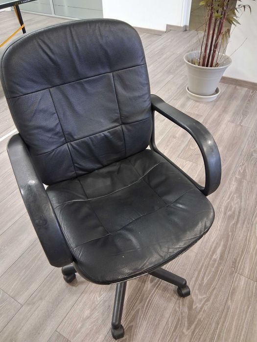 ID 66 - Vendo Cadeira escritório ergonómica com rodas com braços