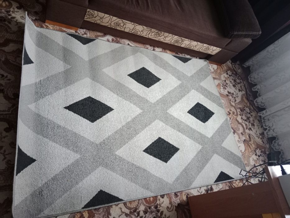 Dywan biało-szaro czarny  133 x 195 cm