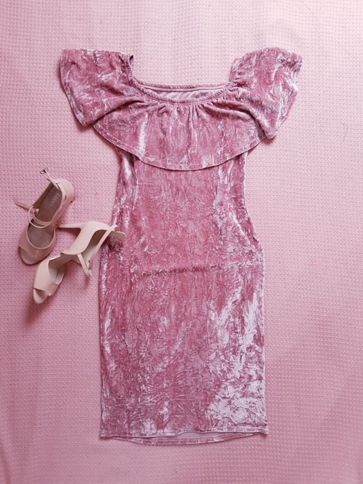 Welurowa różowa sukienka hiszpanka z falbanką na ramiona M