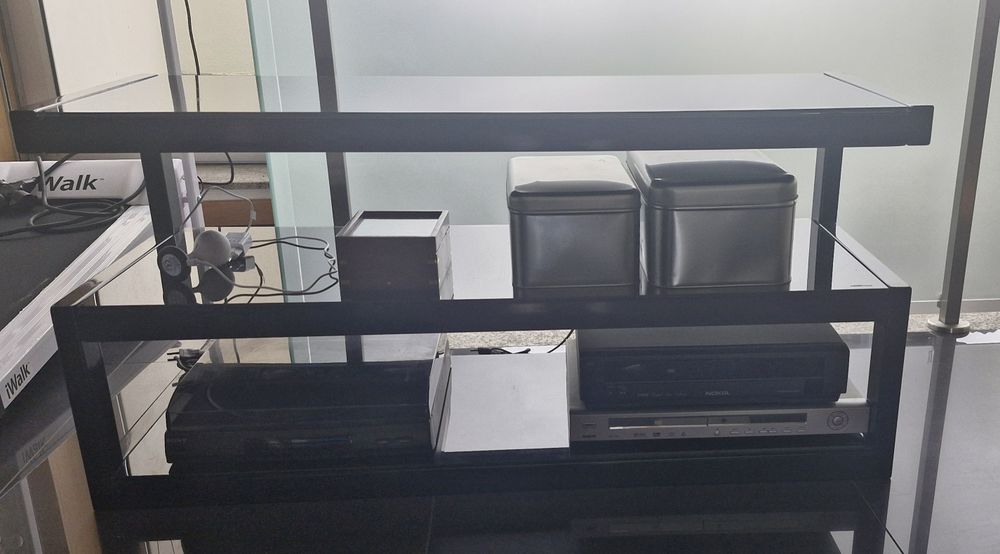 Mesa para TV em vidro preto