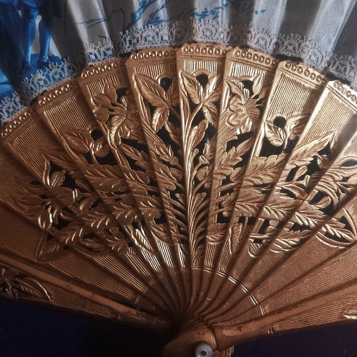 Bonito e Antigo Leque com Moldura, peça em Madeira Folhado a Ouro,